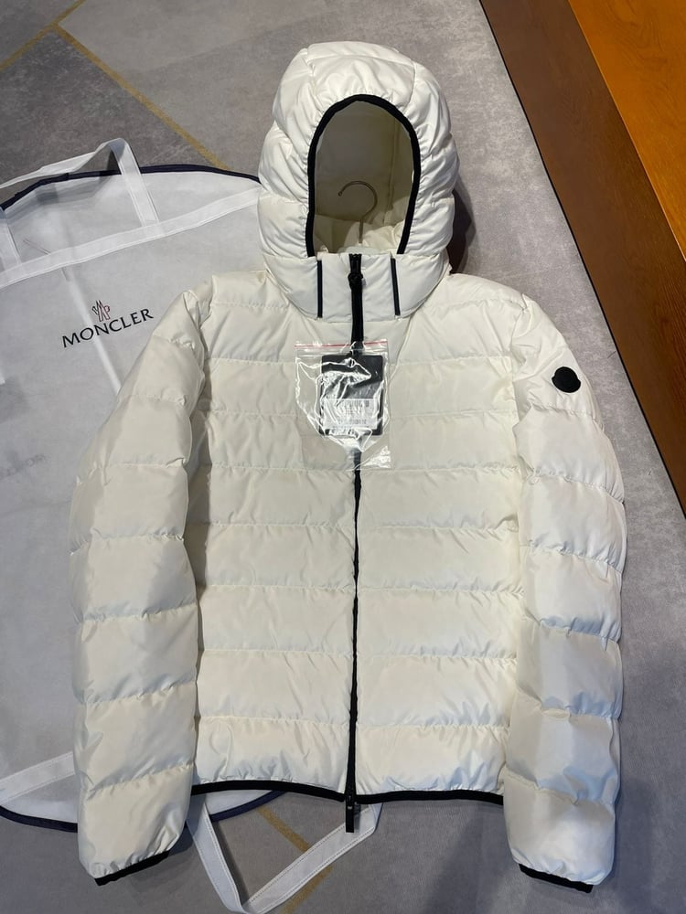 جاكيت / معطف منفوخ رجالي فاخر بقبعة قابلة للإزالة من "مونكلير" (Moncler) باللون الأبيض والأسود