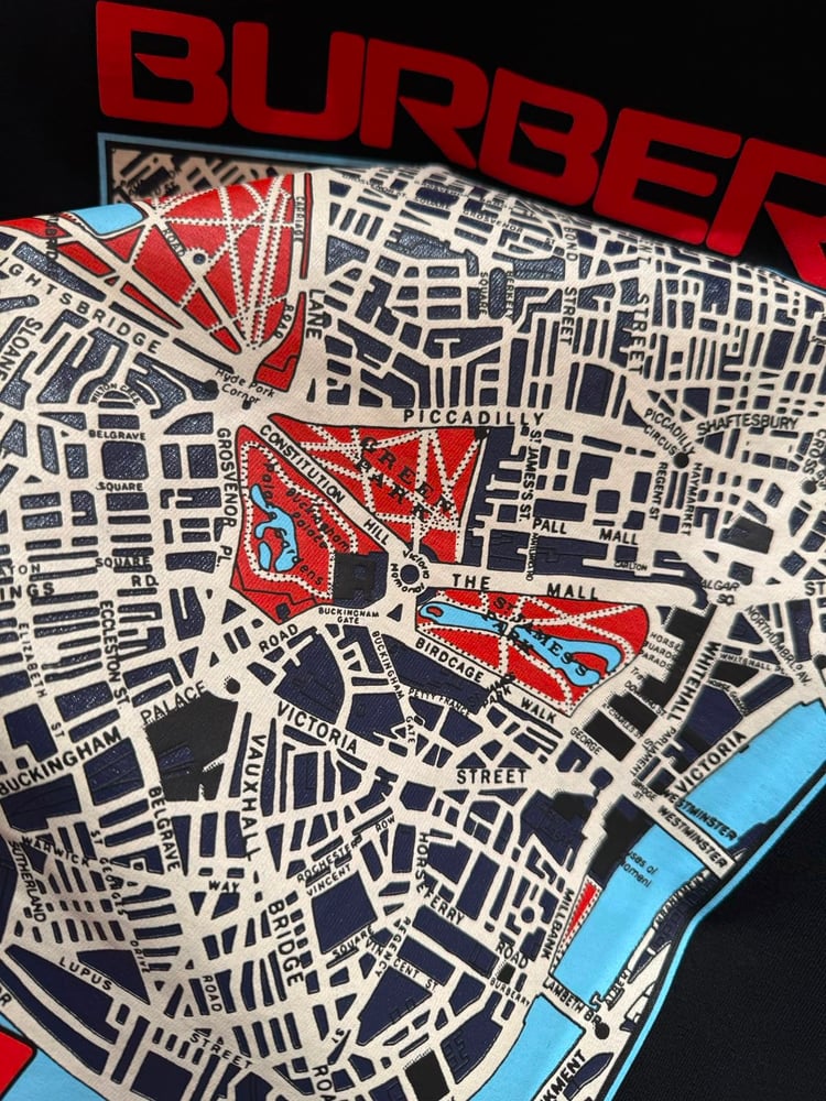 تيشرت "بربيري" (Burberry) الرجالي الأسود بتصميم خريطة لندن وطبعة "London" البارزة