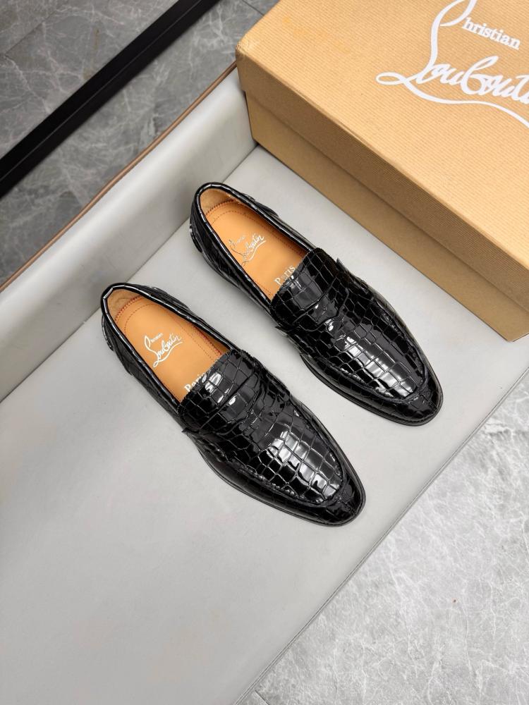 حذاء لوفر (Penny Loafer) رسمي فاخر بنقشة التمساح من كريستيان لوبوتان (Christian Louboutin) من الجلد المصقول باللون الأسود الملكي.