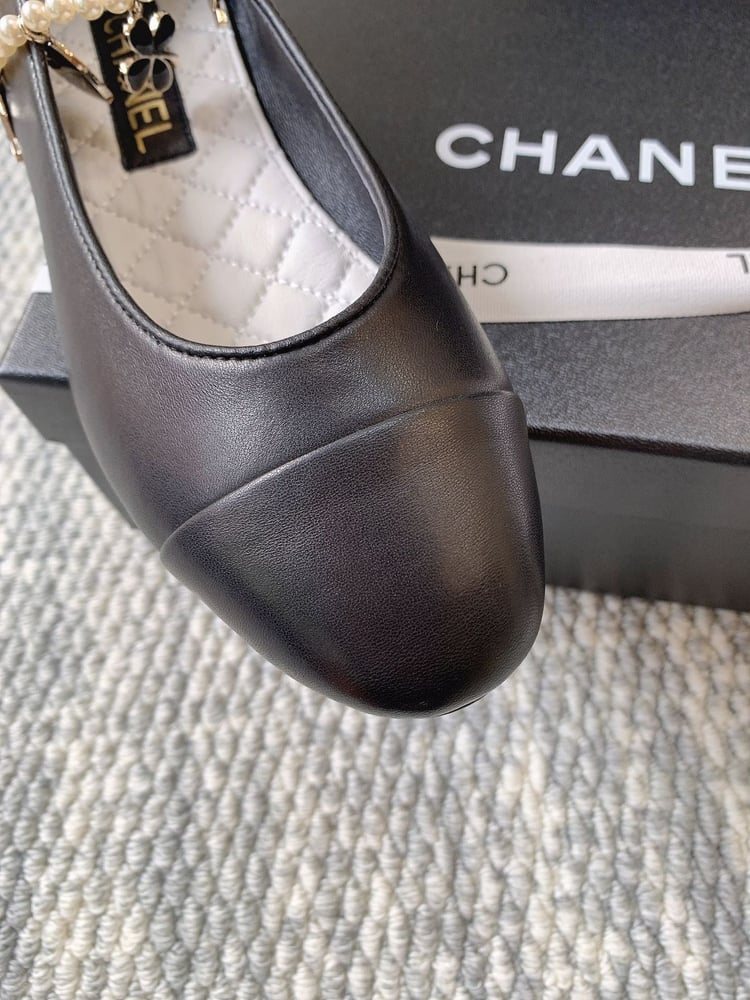 حذاء شانيل (Chanel) المسطح المزين باللؤلؤ والتعليقات