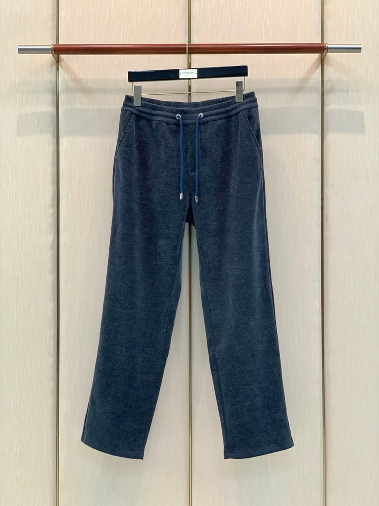 طقم رياضي / جاكيت وبنطلون رجالي فاخر من "برادا" (Prada) بتصميم قماش المخمل المضلع (Corduroy)