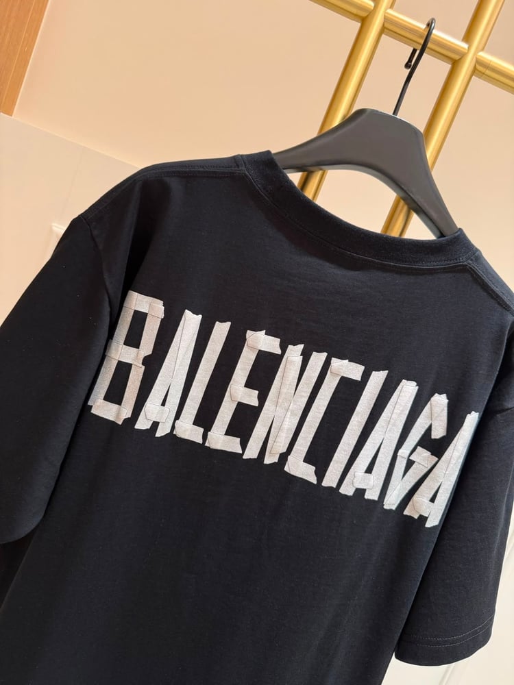 تيشرت "بالنسياغا" (Balenciaga) الرجالي الأسود بتصميم الشعار البارز (Gaffer Tape Logo)