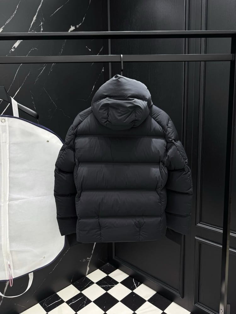 جاكيت منفوخ (Puffer) رجالي فاخر بغطاء للرأس من كريستيان ديور (Christian Dior)