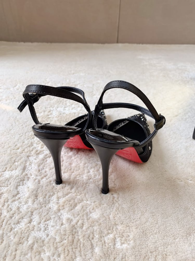 حذاء كريستيان لوبوتان (Christian Louboutin) الكعب العالي المرصع