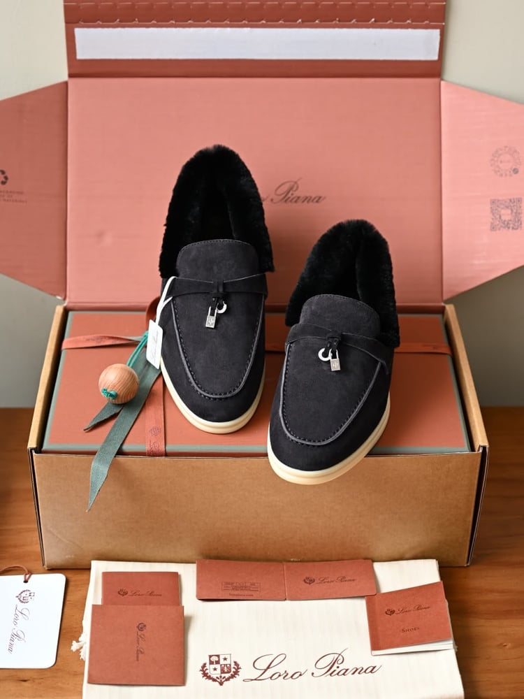 حذاء لورو بيانا النسائي الشمواه المبطن بالفرو مع تفاصيل القفل (Loro Piana Suede Fur-Lined Mules with Lock Charm)