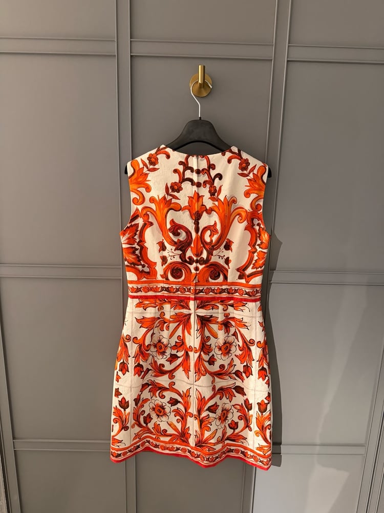 فستان دولتشي آند غابانا (Dolce & Gabbana) بنقشة الفازة البرتقالية