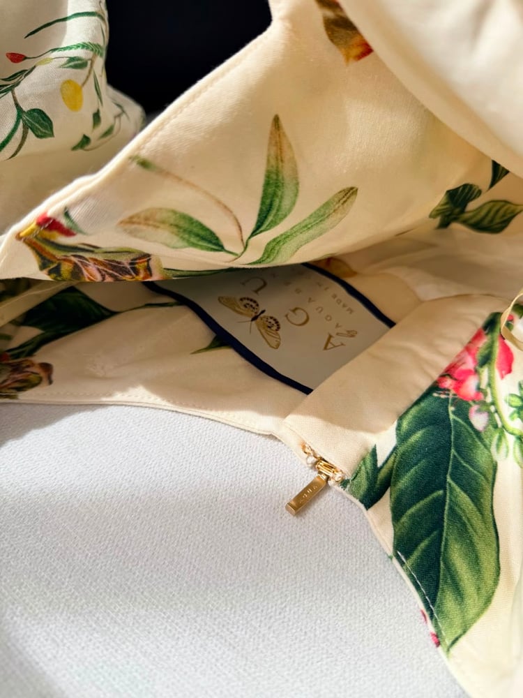 فستان "أغوا بينديتا" المزين بالأزرار الملونة (Agua Bendita Floral Button-Detail Dress)