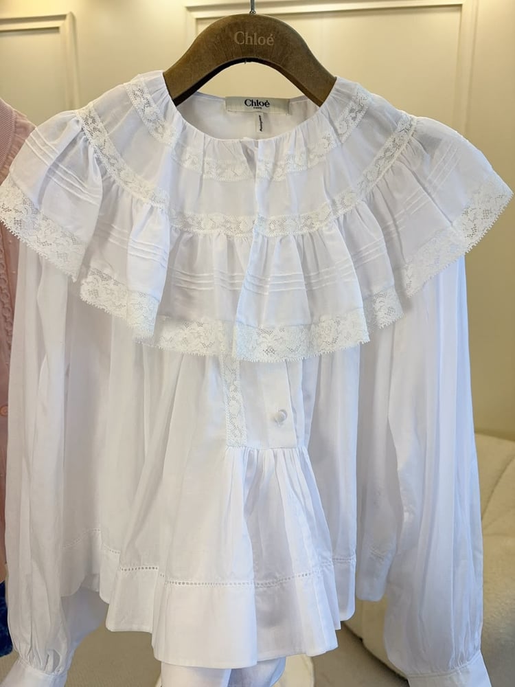 بلوزة (Blouse) من كلوي (Chloé) – لمسة من الرومانسية الباريسية بتصميم الدانتيل الأيقوني
