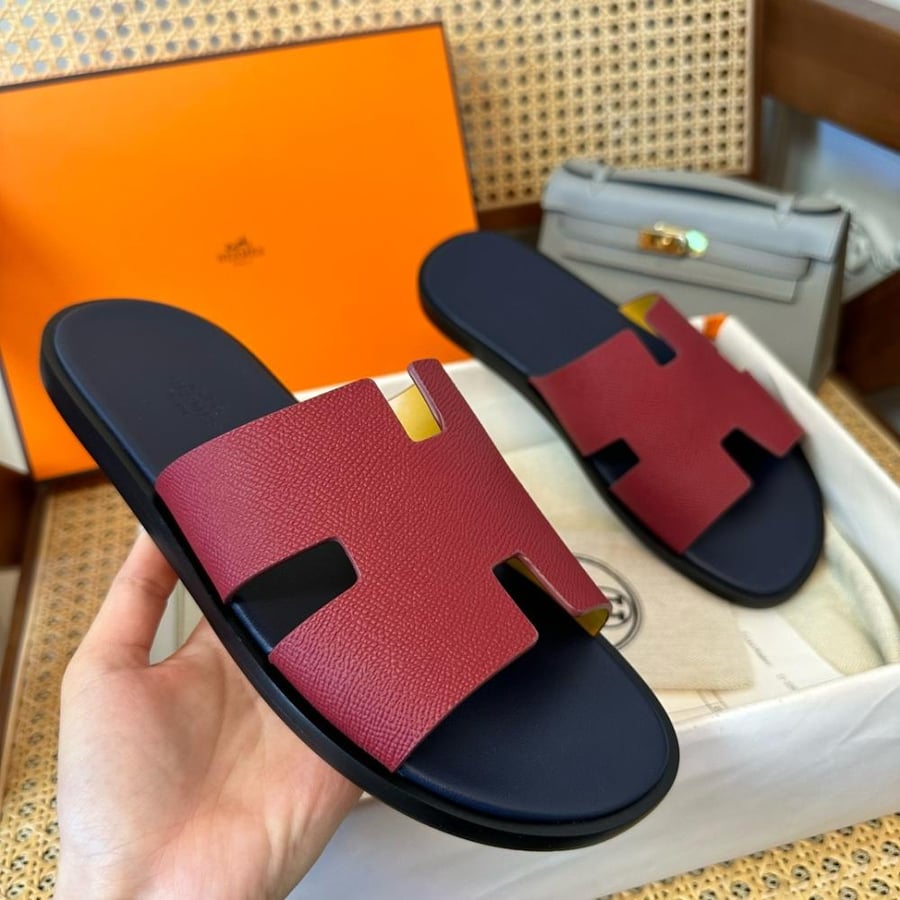 نعال إيزمير (Izmir) الصيفي الفاخر من هرمز (Hermès) من الجلد الطبيعي المحبب باللونين العنابي والكحلي الداكن.
