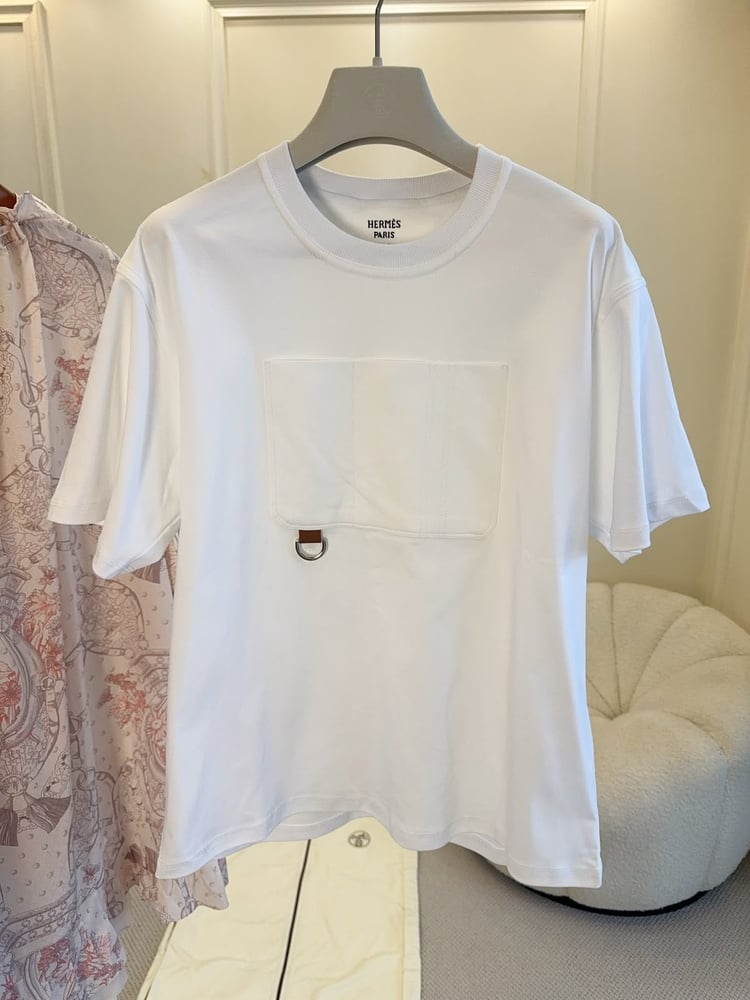 تيشيرت هيرميس الأبيض بجيّب وتفاصيل معدنية (Hermès Pocket T-Shirt)