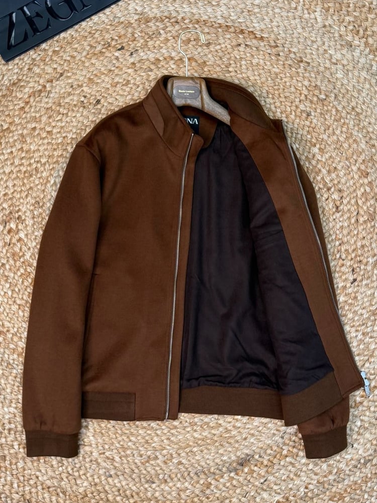 طقم رجالي بني فاخر (جاكيت بسحاب وبنطلون رياضي) من زينيا (Zegna)