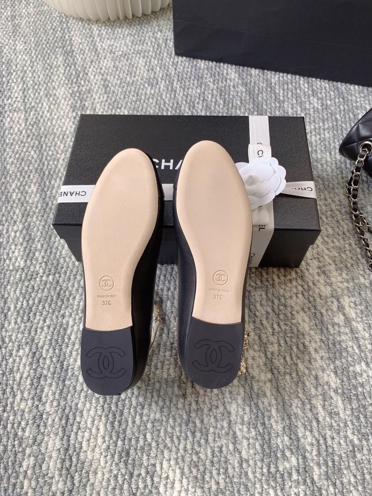 حذاء شانيل (Chanel) المسطح المزين باللؤلؤ والتعليقات