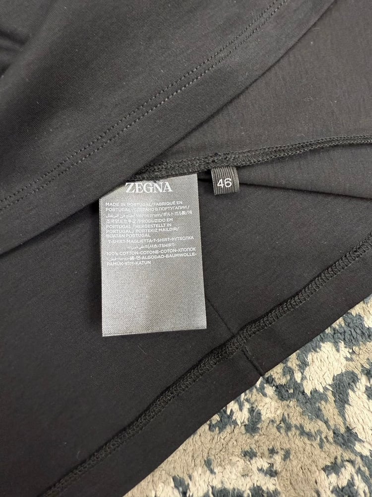تي-شيرت Zegna الأسود بتفاصيل عصرية