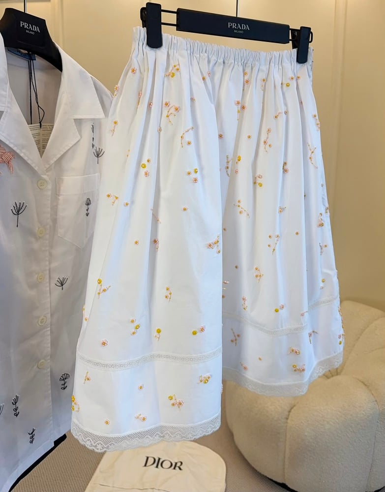 تنورة ديور (Dior) النسائية البيضاء المزينة بتطريز الزهور بالخرز