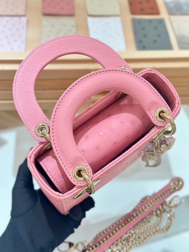 حقيبة ليدي ديور (Lady Dior) الفاخرة بجلد النعام الوردي سمول