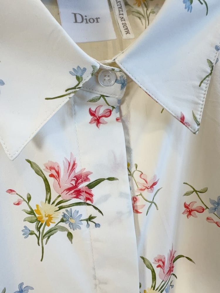 فستان (قَميصي) بنقشة الزهور من ديور (Dior) – أنوثة كلاسيكية بلمسة الربيع