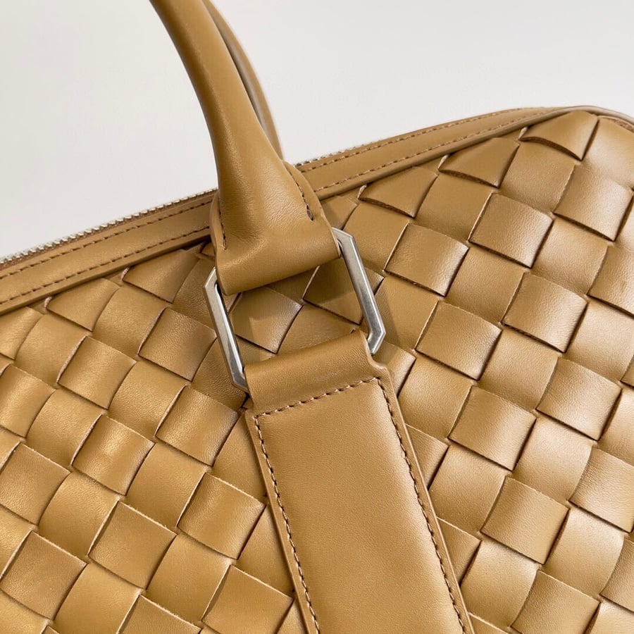 حقيبة يد جلدية فاخرة بتصميم مجدول من بوتيغا فينيتا (Bottega Veneta)