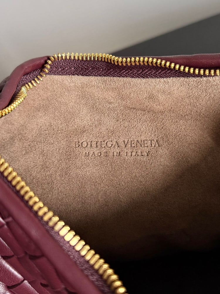 حقيبة "بوتيغا فينيتا" (Bottega Veneta)