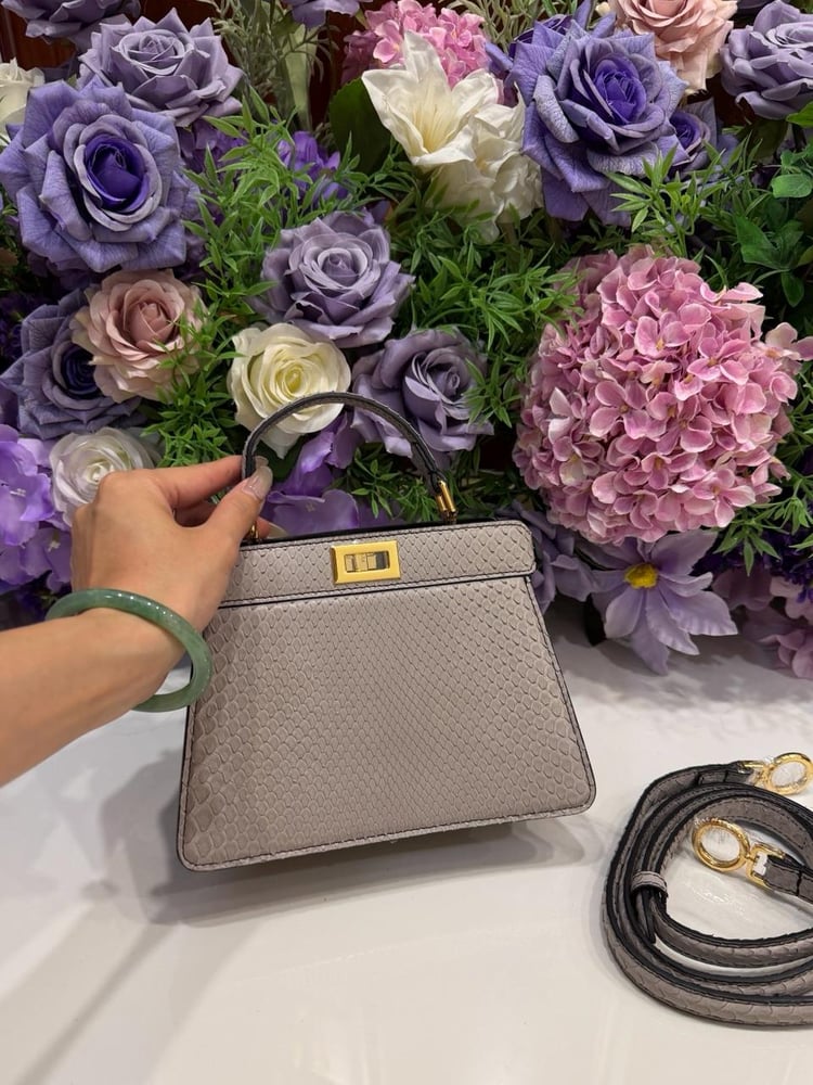 حقيبة بيكابو ميني الفاخرة بنقشة جلد الثعبان بلون رمادي دافئ من فندي (Fendi) ٢٠سم