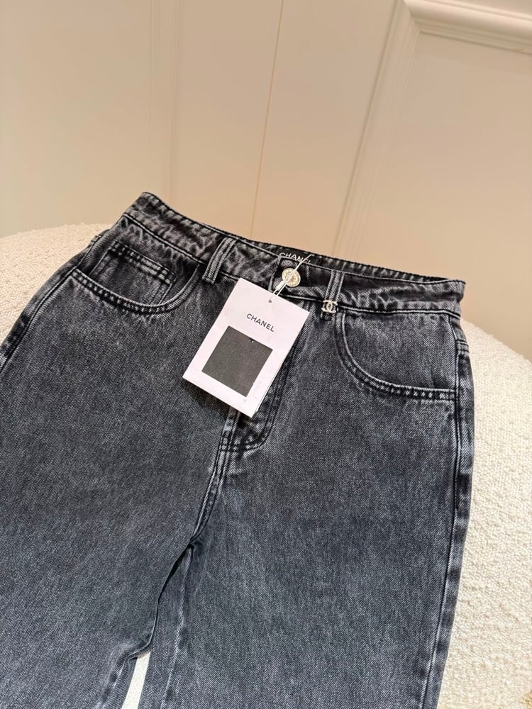 بنطلون جينز نسائي فاخر من "شانيل" (Chanel) باللون الأسود المغسول (Washed Black)