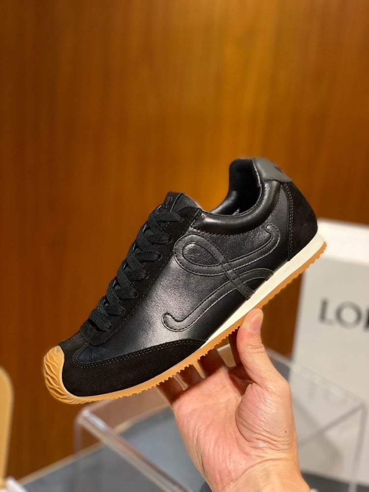 حذاء رياضي رجالي فاخر من "لويفي" (Loewe) بتصميم عصري (الأسود الكلاسيكي)