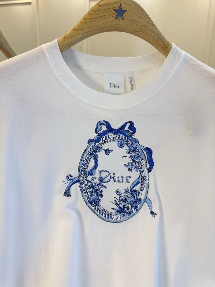 تيشيرت "ديور" الأبيض بتطريز الـ "توال دو جوي" (Dior White T-Shirt with Toile de Jouy Embroidery)