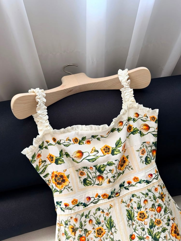 فستان "أغوا بينديتا" الماكسي بنقشة الزهور النباتية (Agua Bendita Floral Botanical Maxi Dress)