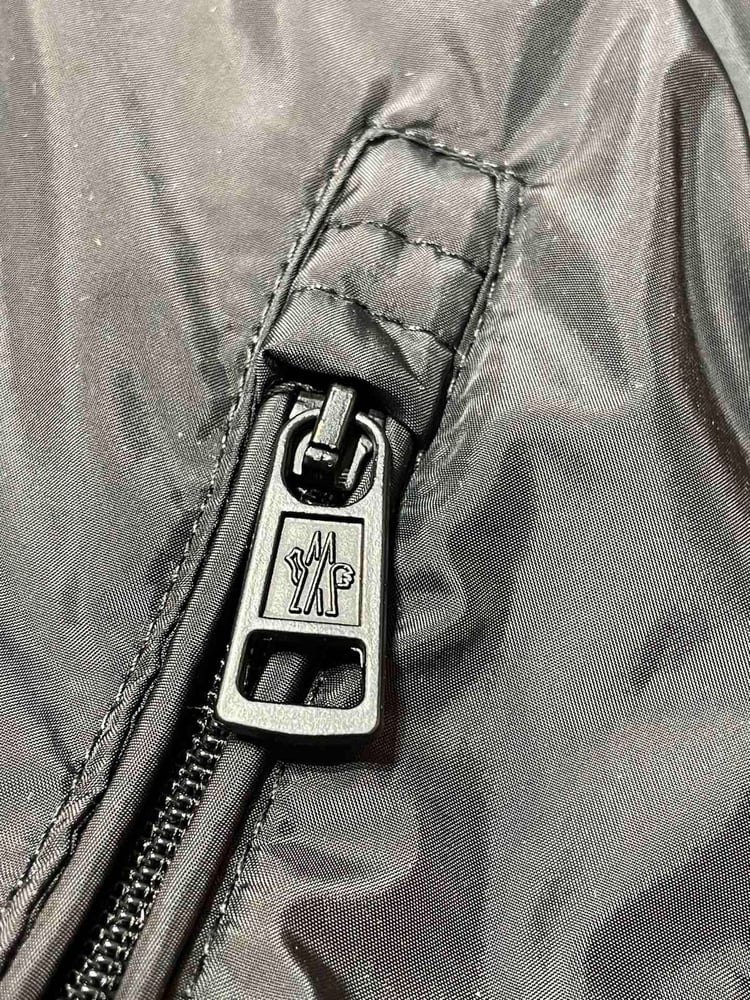 جاكيت / معطف منفوخ رجالي فاخر بقبعة من "مونكلير" (Moncler) باللون الأسود