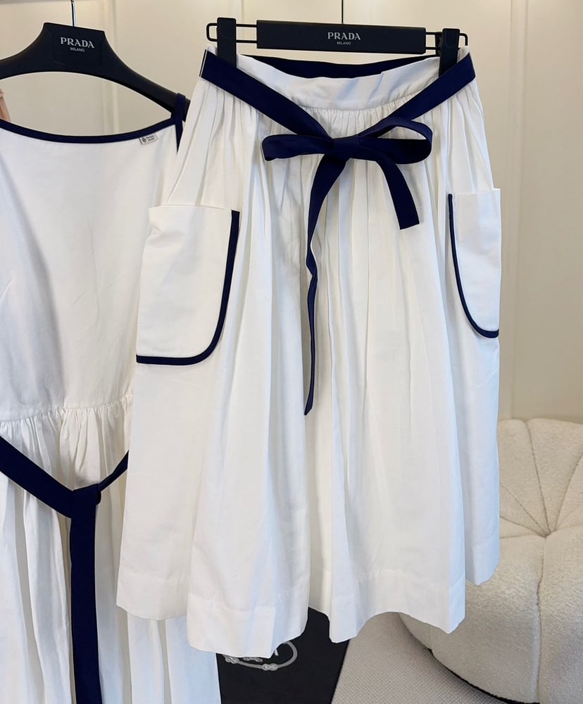 تنورة برادا الأنيقة (Prada White & Navy Skirt)