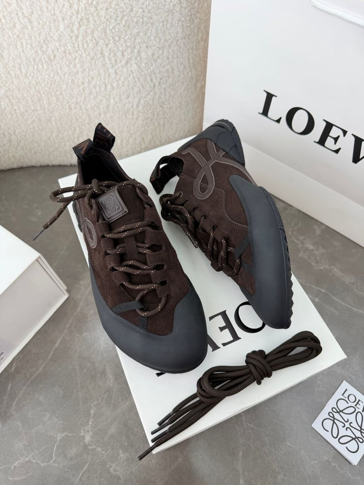 حذاء رياضي "سنيكرز فلاوت" من الشامواه والمطاط من لويفي (Loewe)