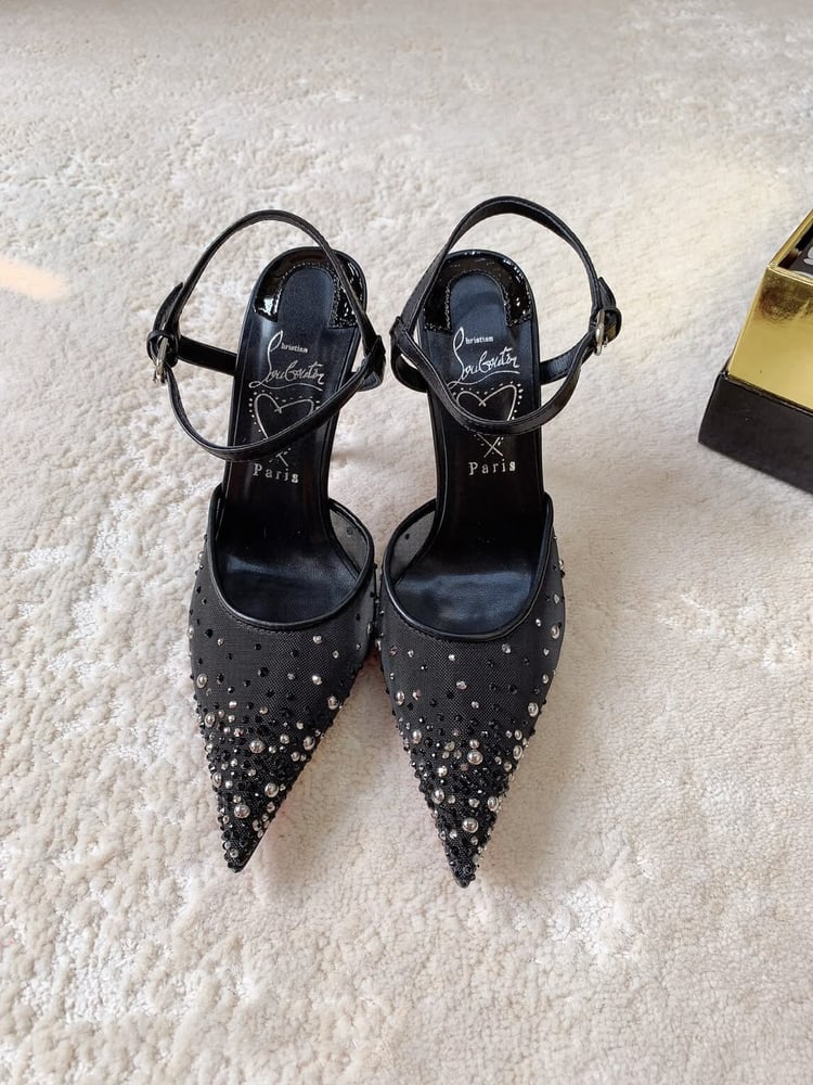 حذاء كريستيان لوبوتان (Christian Louboutin) الكعب العالي المرصع