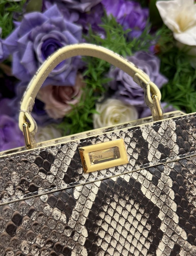 حقيبة بيكابو ميني الفاخرة بنقشة جلد الثعبان الطبيعي من (Fendi) ٢٠سم