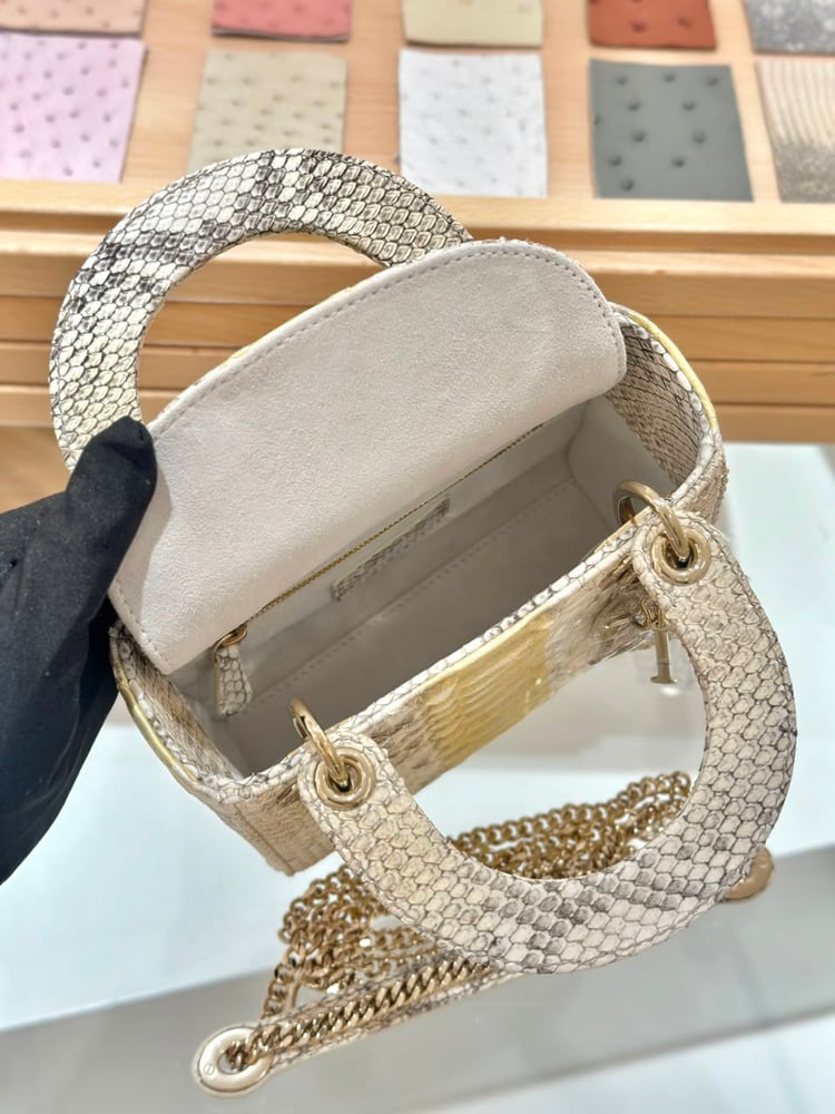 حقيبة ليدي ديور (Lady Dior) ميني الفاخرة بجلد الثعبان الطبيعي والخط الذهبي