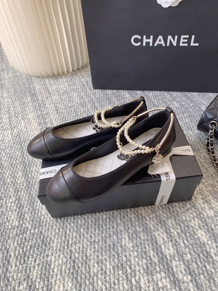 حذاء شانيل (Chanel) المسطح المزين باللؤلؤ والتعليقات