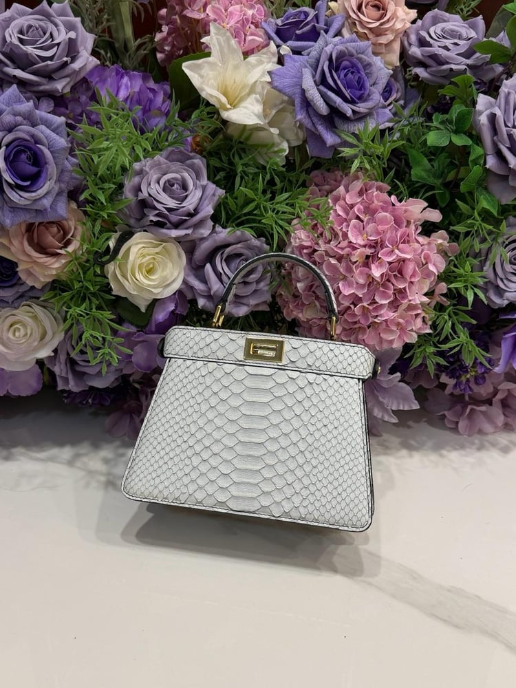 حقيبة بيكابو ميني الفاخرة بنقشة جلد الثعبان من (Fendi) ٢٠سم