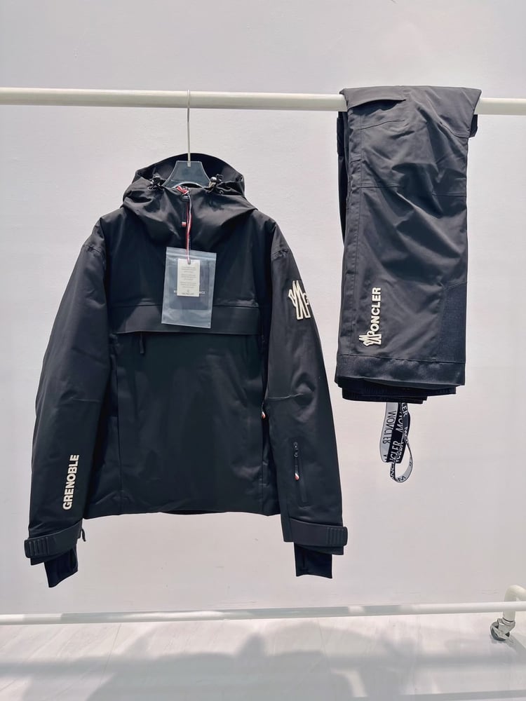 طقم التزلج الشتوي الفاخر من مونكلر غرونوبل (Moncler Grenoble Ski Jacket & Pants Set)