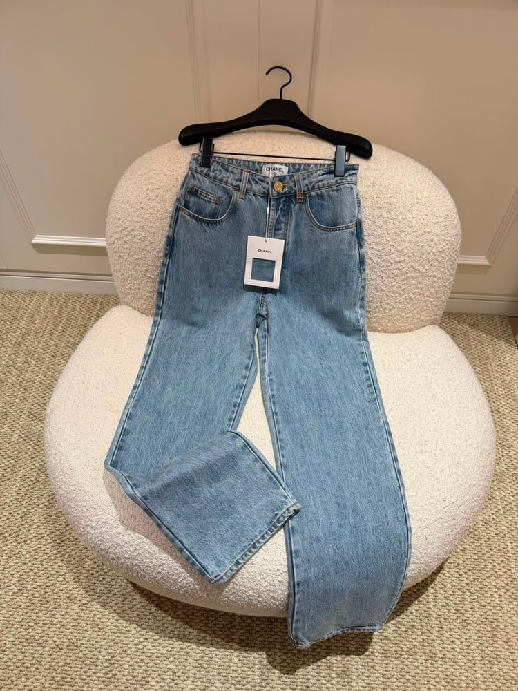 بنطلون جينز نسائي فاخر من "شانيل" (Chanel) باللون الأزرق الكلاسيكي الفاتح (Light Blue Wash)