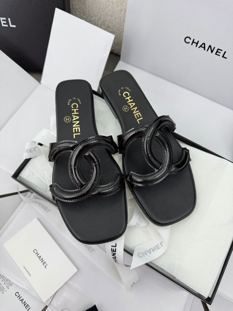 صندل ميول فلات بجزء علوي منفوخ على شكل شعار CC من شانيل (Chanel)