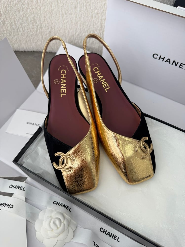 حذاء باليرينا "سلينج باك" بمقدمة مربعة وشعار CC من شانيل (Chanel)