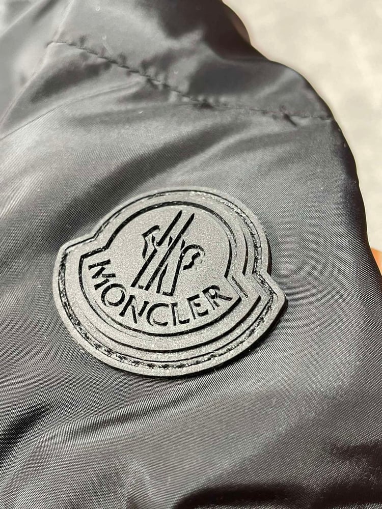 جاكيت / معطف منفوخ رجالي فاخر بقبعة من "مونكلير" (Moncler) باللون الأسود