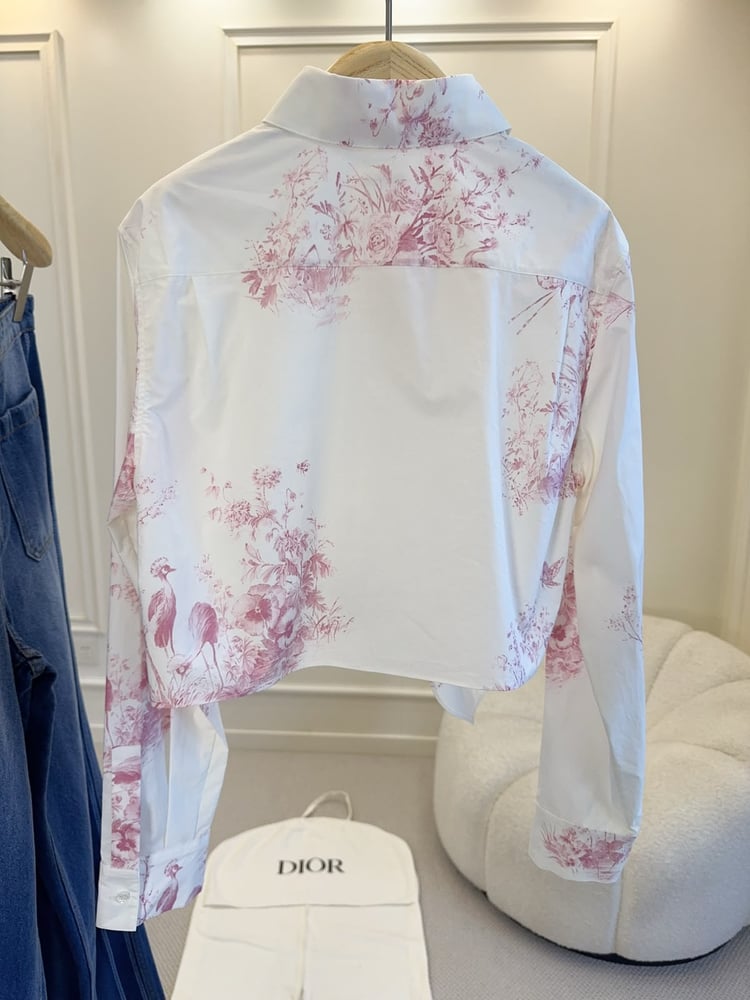 قميص "توال دو جوي" (Toile de Jouy) من ديور (Dior) – قطعة فنية تعكس رقي التراث الباريسي