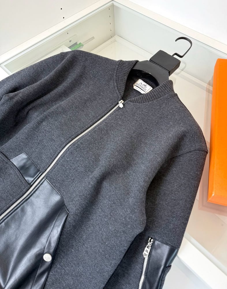 جاكيت / معطف بومبر رجالي فاخر من الصوف بتفاصيل جلدية من "هيرميس" (Hermès)