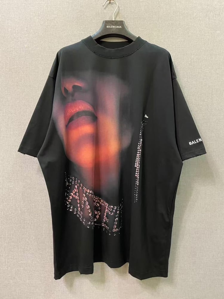 تيشرت بالنسياغا المطبوع بوجه الإنسان وتفاصيل "Look Away" (Balenciaga Graphic Print & "Look Away" T-Shirt)