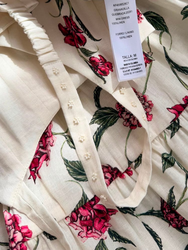 فستان "أغوا بينديتا" القصير المطرّز بزهور "غراديلا" (Agua Bendita Granadilla Embroidered Mini Dress)