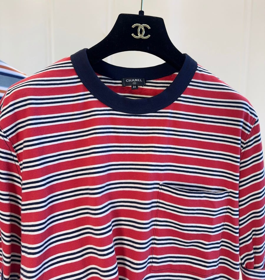 تيشيرت "شانيل" القطني بنقشة مقلمة (CHANEL Striped Cotton T-Shirt)