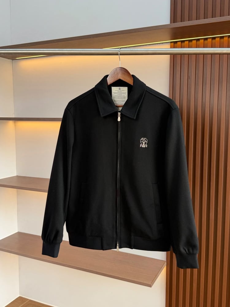 طقم برونيلو كوتشينيلي الرجالي الفاخر بسحاب وتطريز الشعار (Brunello Cucinelli Men's Zip-Up Jacket & Tracksuit Set)