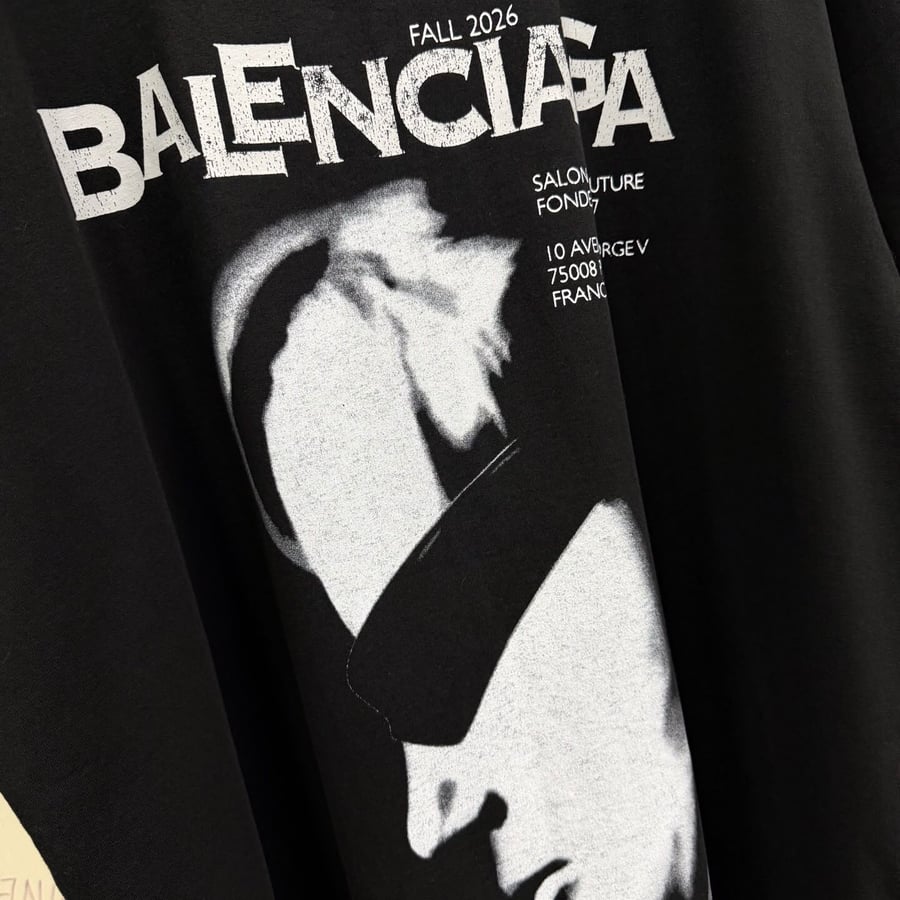 تيشرت "بالنسياغا" (Balenciaga) الفاخر