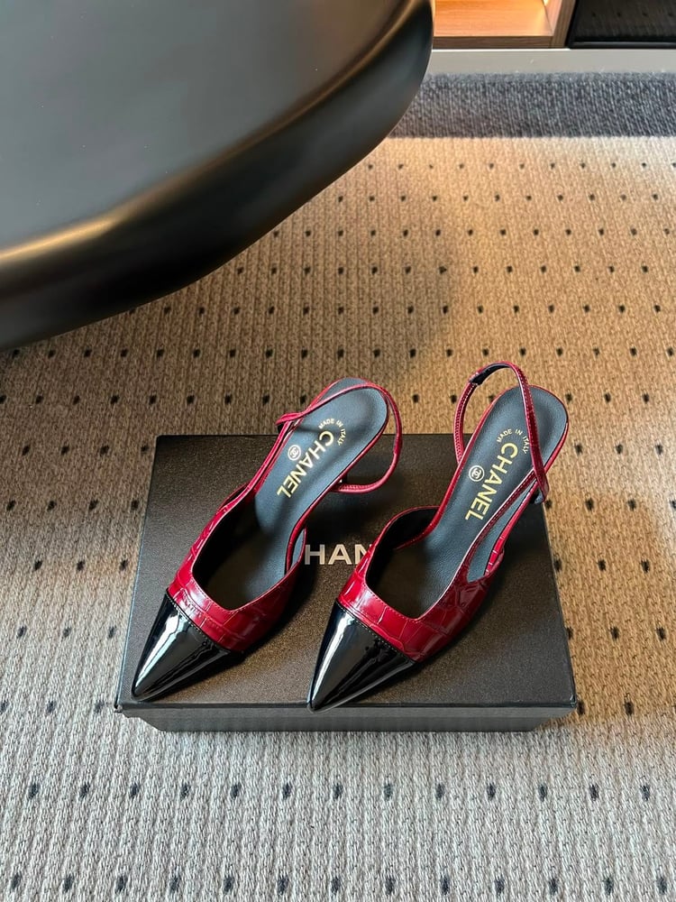 حذاء Chanel Slingback الفاخر (جلد التمساح الأحمر ومقدمة سوداء)