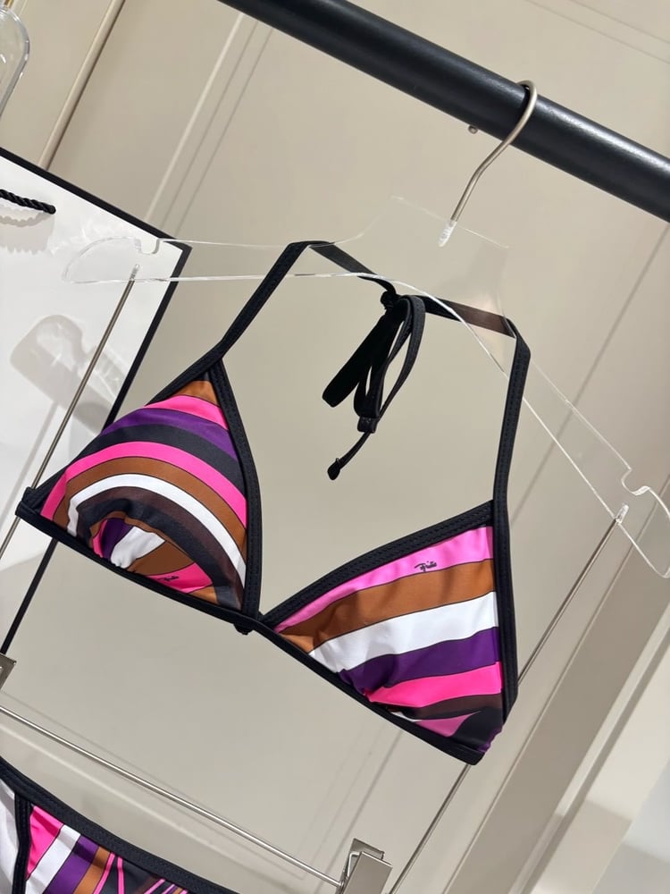 طقم بيكيني نسائي فاخر بتصميم إميليو بوتشي (Emilio Pucci) مع تنورة شاطئ متناسقة