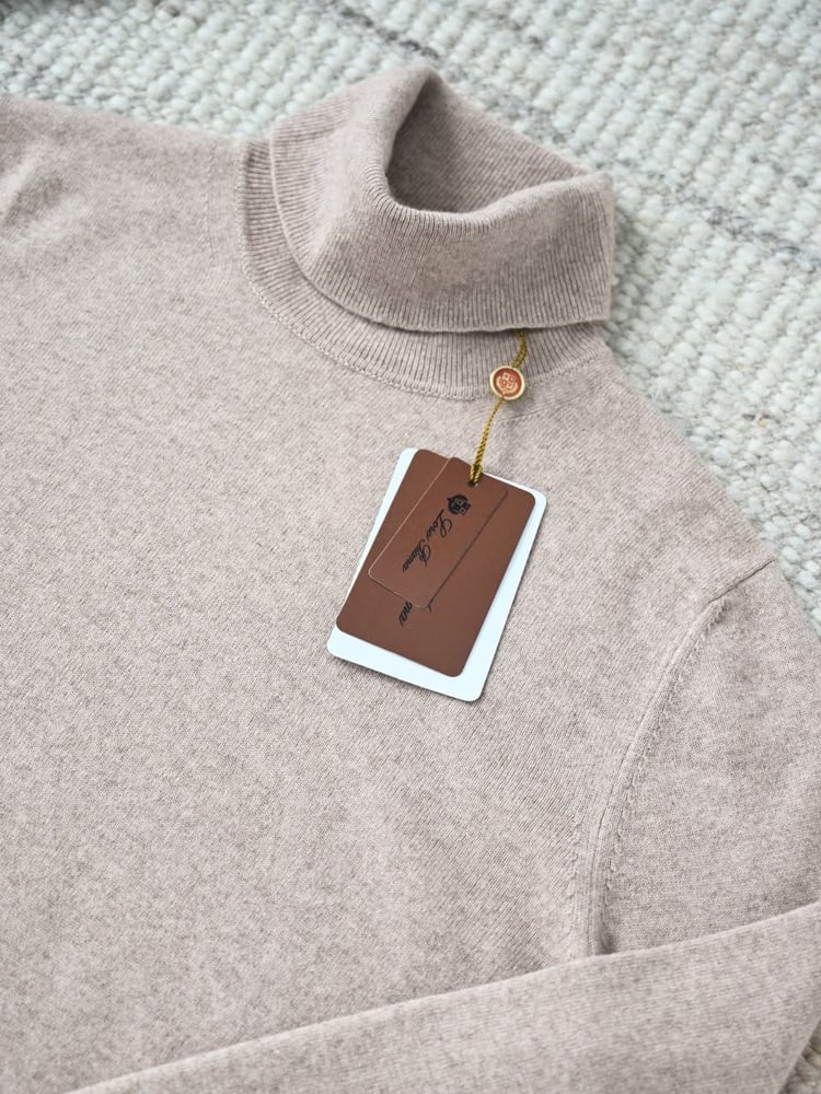 سويتر لورو بيانا الكشمير الفاخر بياقة عالية (Loro Piana Cashmere Turtleneck Sweater)